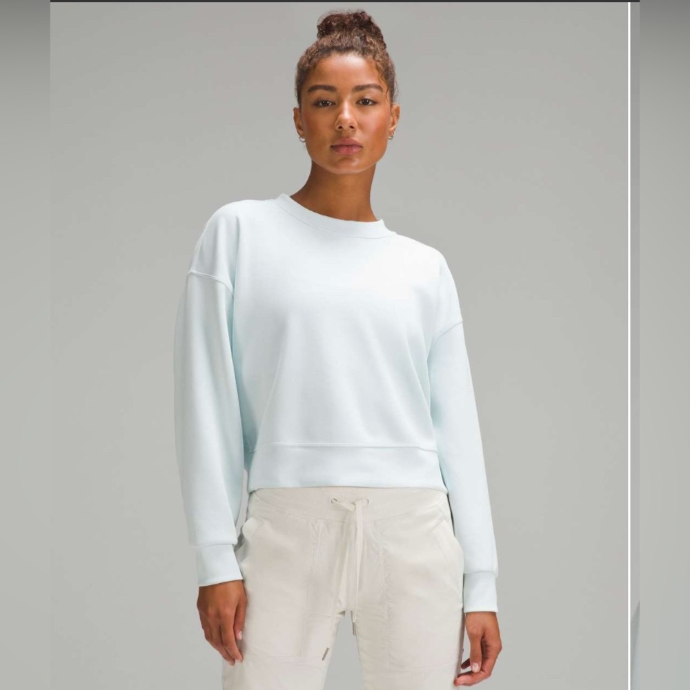 Lululemon Softstreme Perfectly Oversized Cropped Crew
Sheer Blue size 6